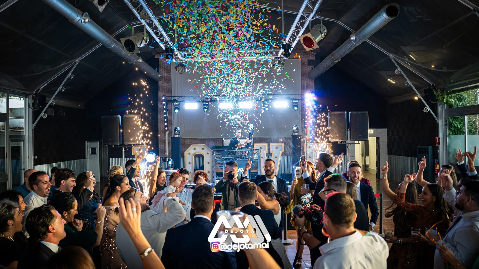 Fiesta de la boda de Inma y Pablo en AguaNevada, Lucena, con confeti y chispas frías