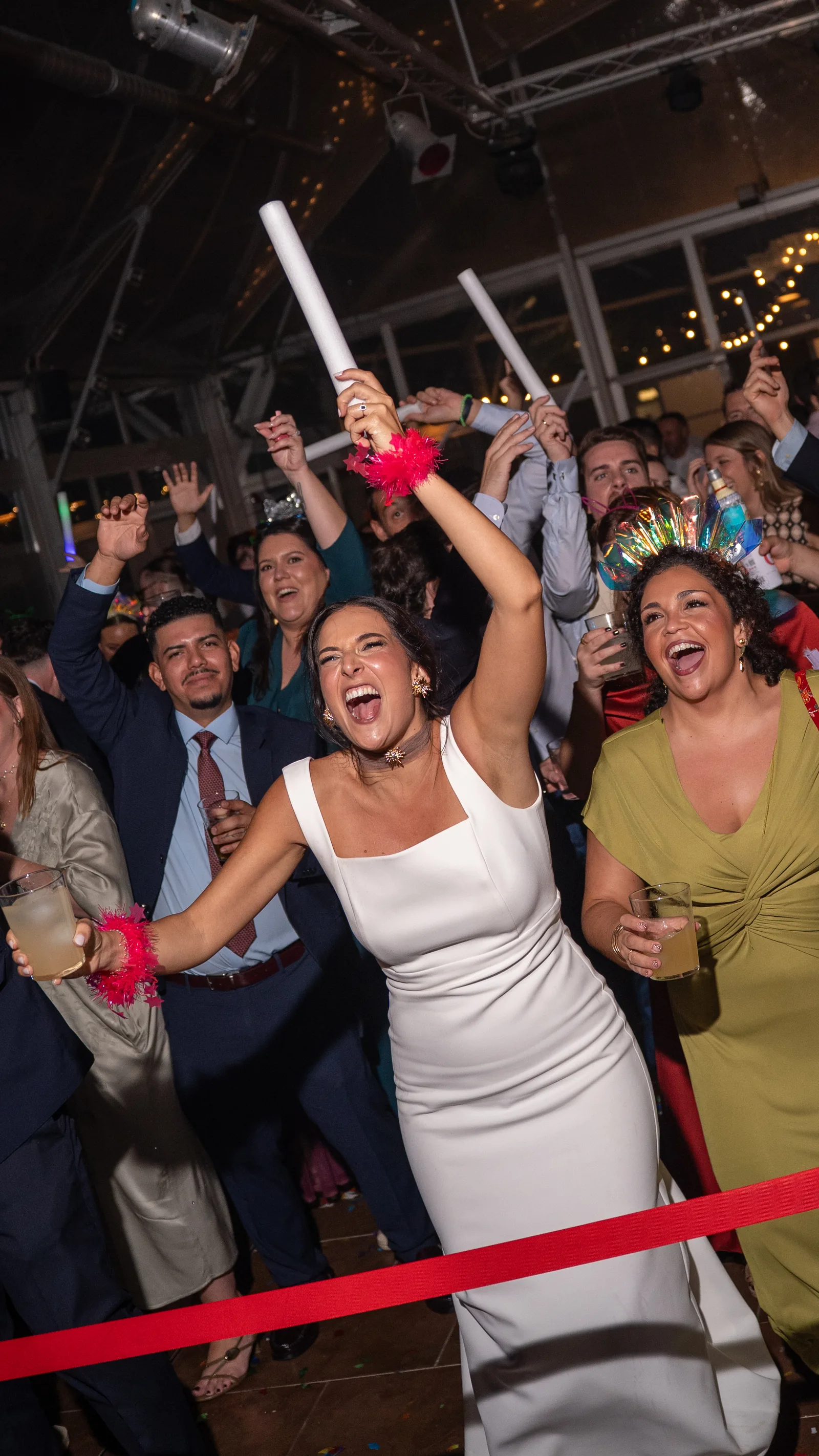 Inma disfrutando de la fiesta rodeada de sus invitados