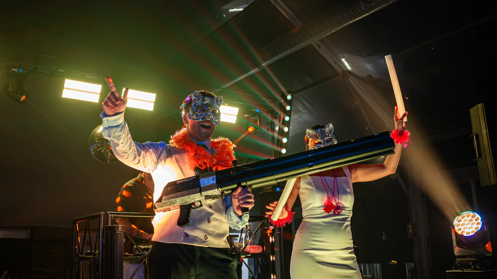 Pablo e Inma celebrando con máscaras y accesorios de fiesta en AguaNevada