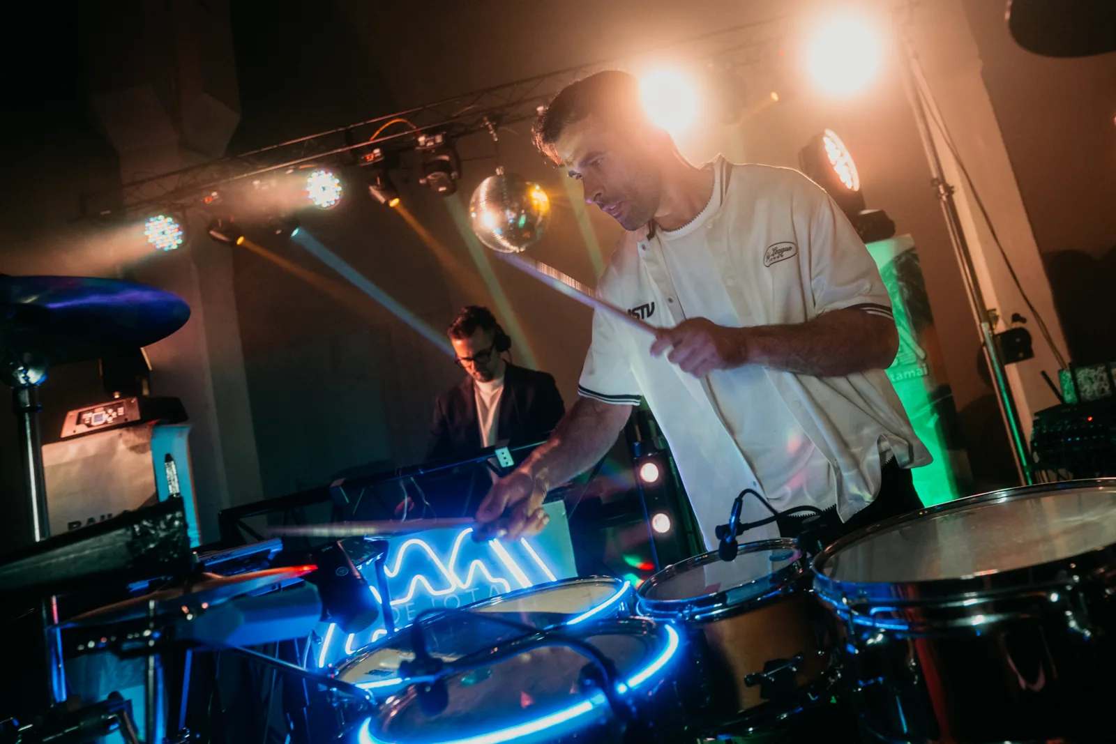 Sandro Ruiz tocando la percusión con DJMai al fondo