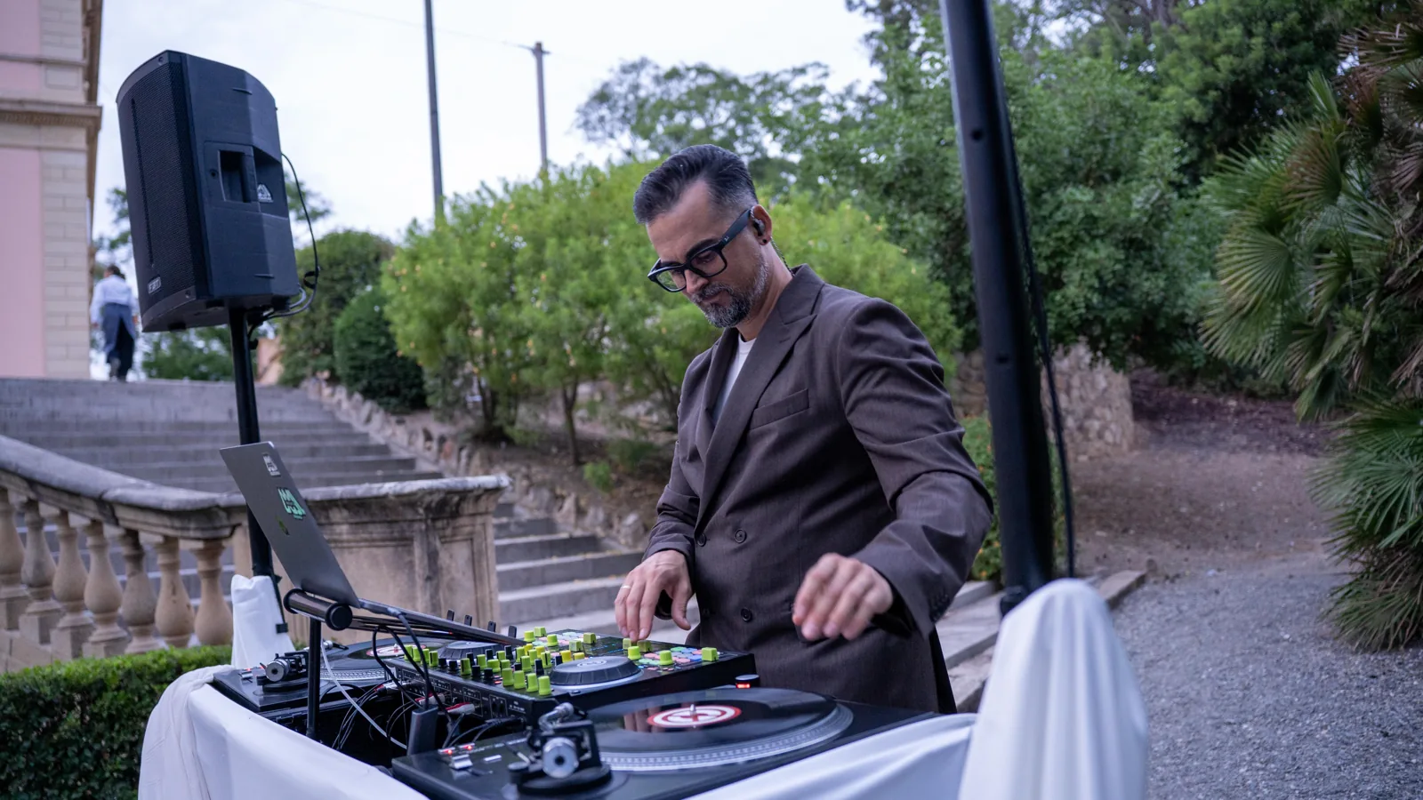 DJMai mezclando en directo con giradiscos durante el cóctel